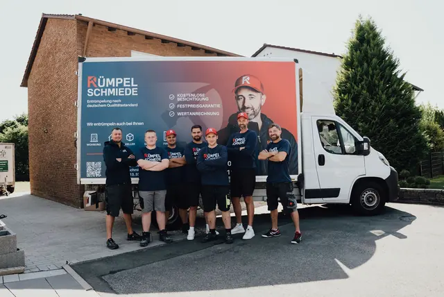 Das Team der Rümpelschmiede vor dem beklebten Transporter