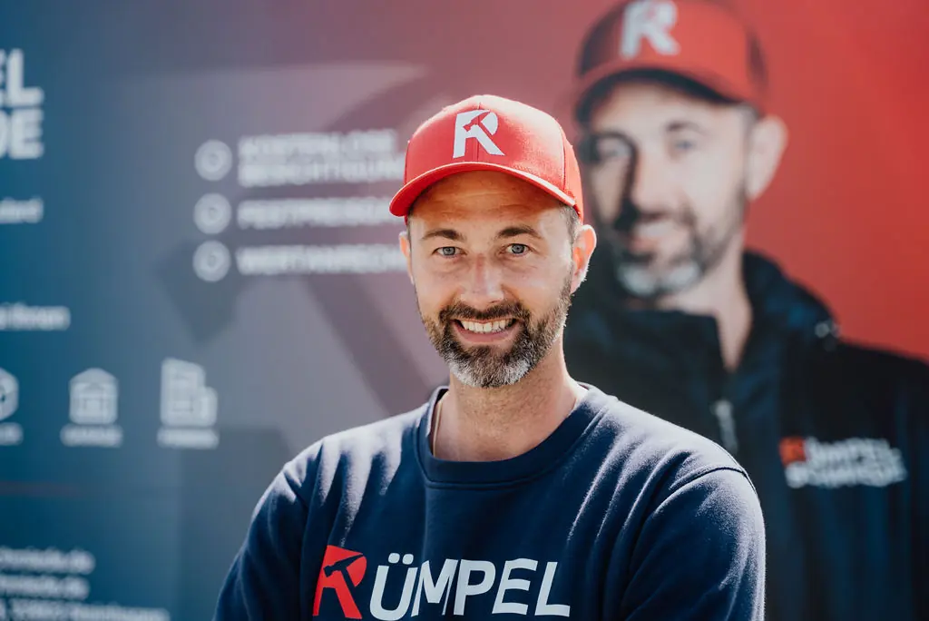 Porträtaufnahme vor der Fahrzeugbeklebung der Rümpelschmiede