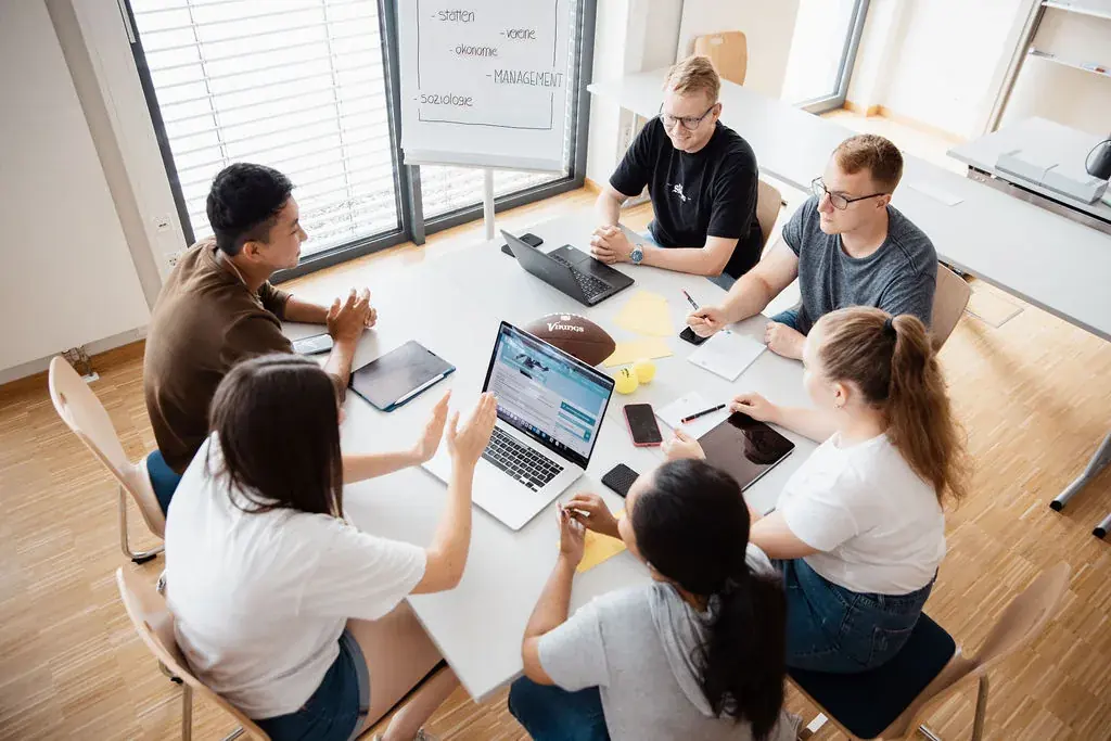 Team plant gemeinsam am Besprechungstisch